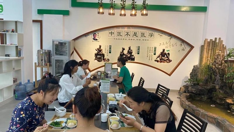 膏方的制作工艺直接关系到其药效。优质的膏方应具备以下特点：