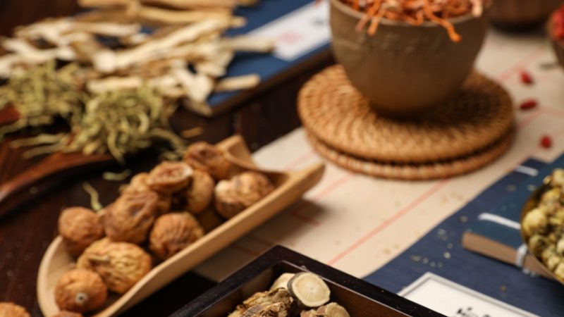颈椎按摩器的功能多样，包括热敷、振动、推拿、按摩等。在挑选时，要关注以下两点：
